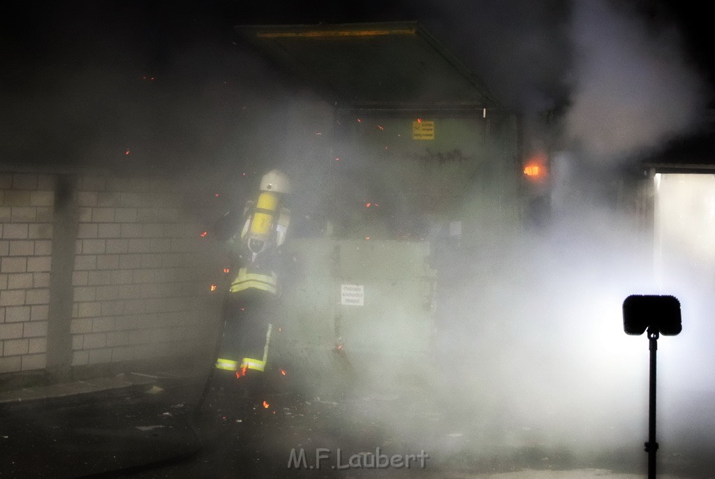 Feuer Papp Presscontainer Koeln Hoehenberg Bochumerstr P064.JPG - Miklos Laubert